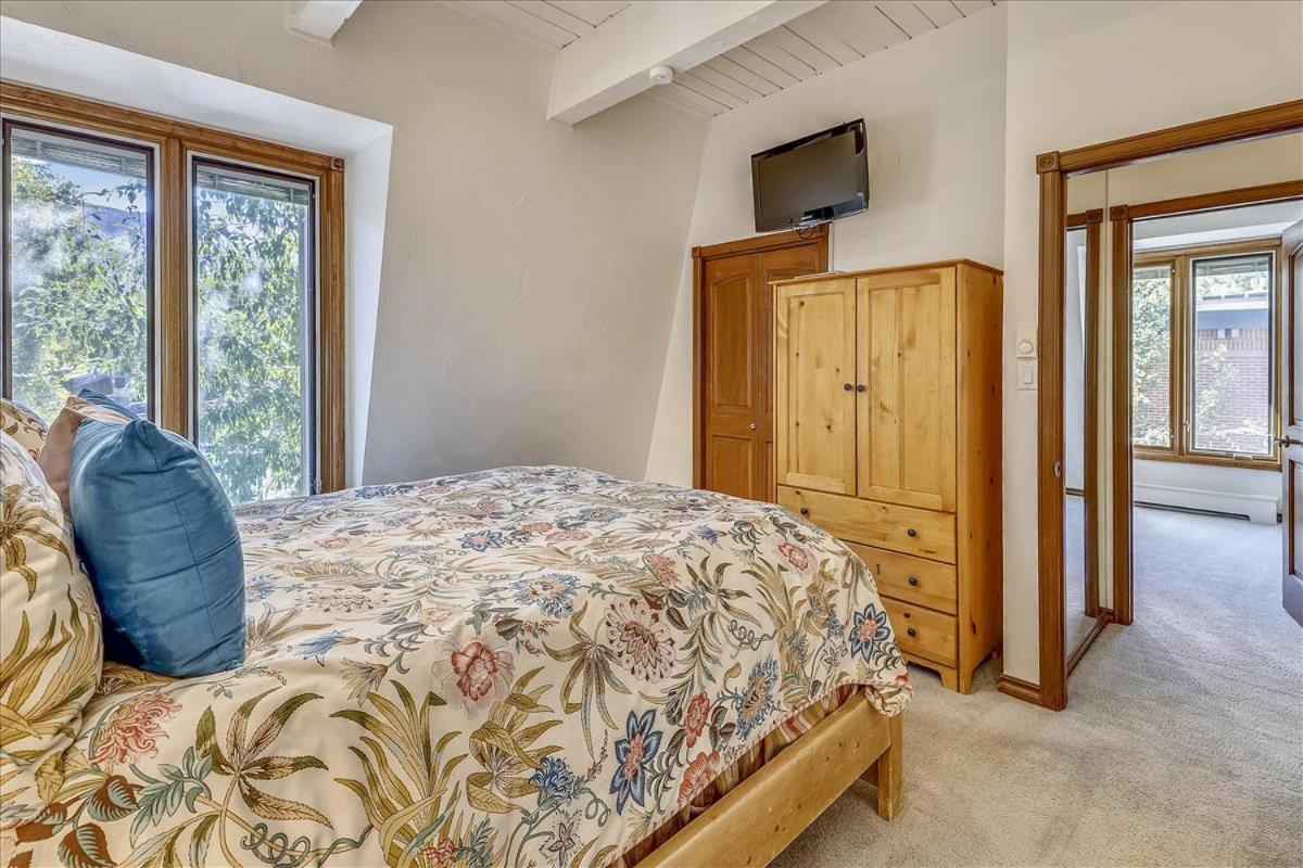 Lovely With Mountain Views & Hot Tub Apartment *