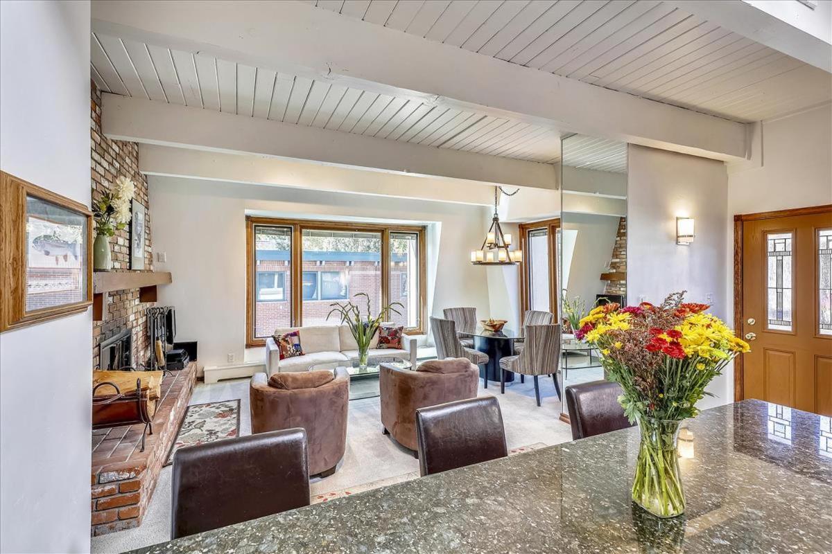 Lovely With Mountain Views & Hot Tub Apartment *